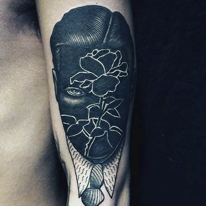 sconosciuto stile nero e bianco ritratto senza volto con fiore tatuaggio su braccio