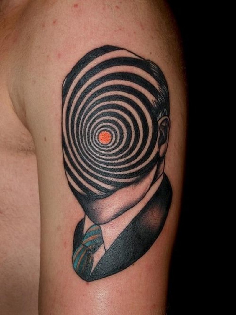 Tatuaje en el brazo, hombre con figura hipnótica en lugar de cara