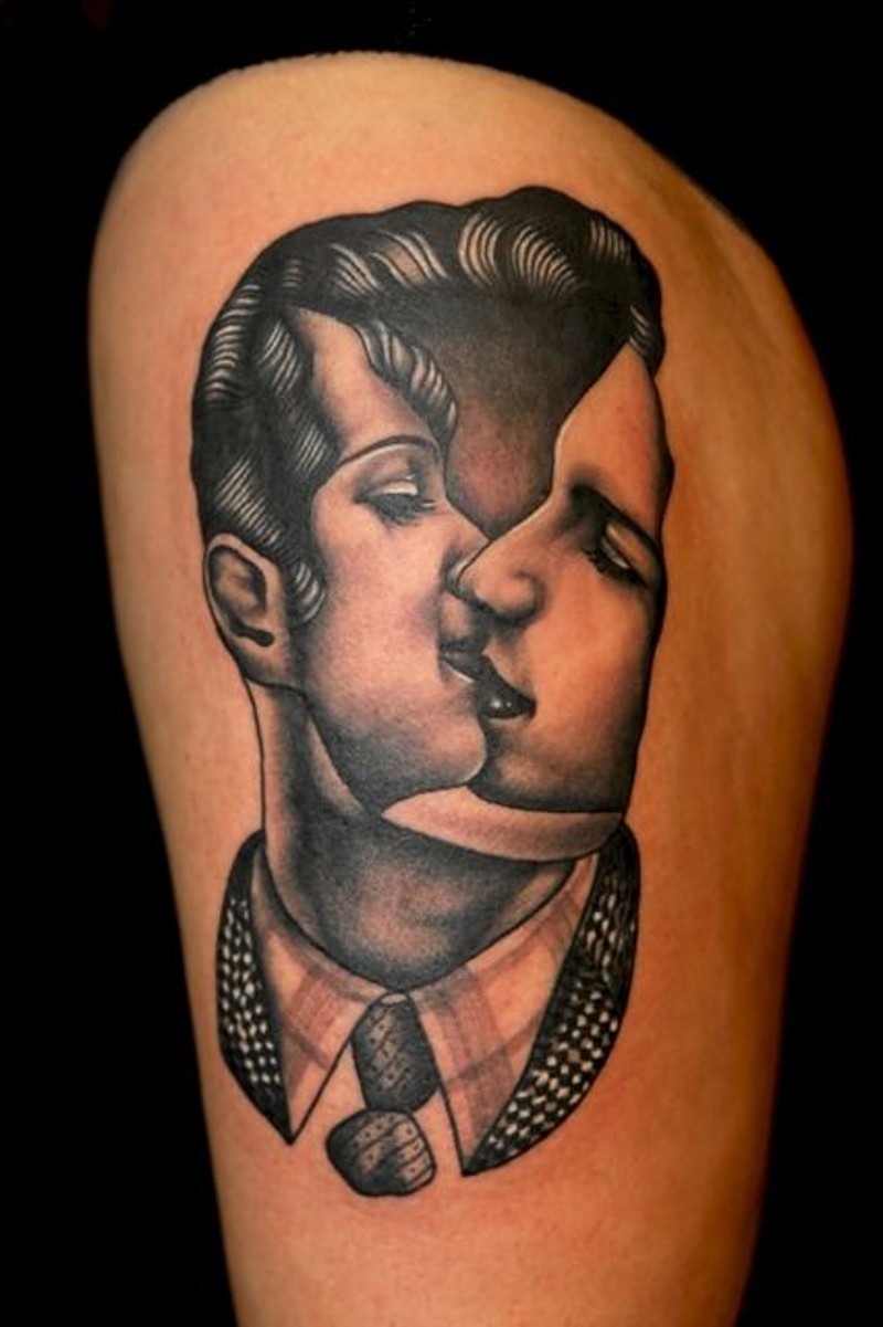 Tatuaje en el muslo, hombre con imagen de pareja en lugar de cara