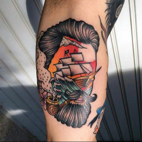 Tatuaje en el brazo,
marinero con barco precioso en lugar de cara