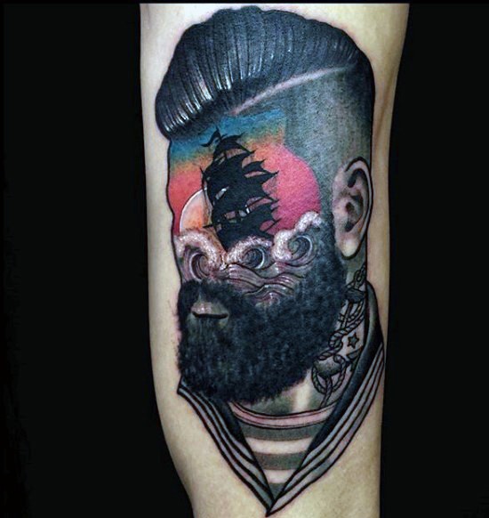 Tatuaje en el brazo, retrato de hombre con barco en lugar de cara