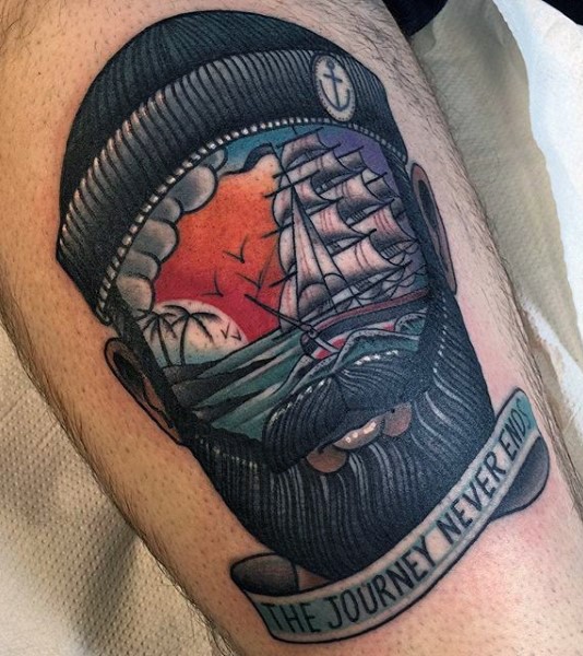particolare stile ritratto di marinaio su faccia quadro barca su mare tatuaggio colorato con scritto su gamba