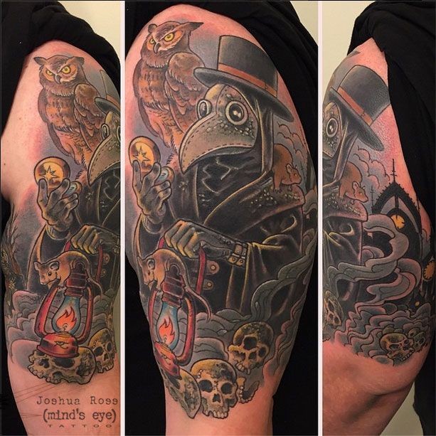 Tatuagem de ombro colorida de estilo ilustrativo de médico de peste mística com crânios e coruja