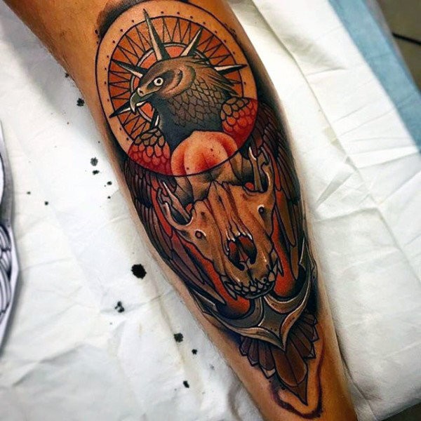 Novo estilo de escola colorido tatuagem de perna de crânio animal com águia e âncora