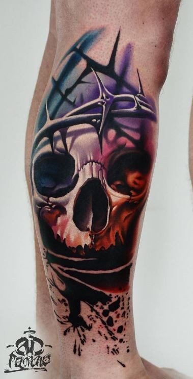 Novo estilo da escola colorido tatuagem de perna de crânio humano com videira