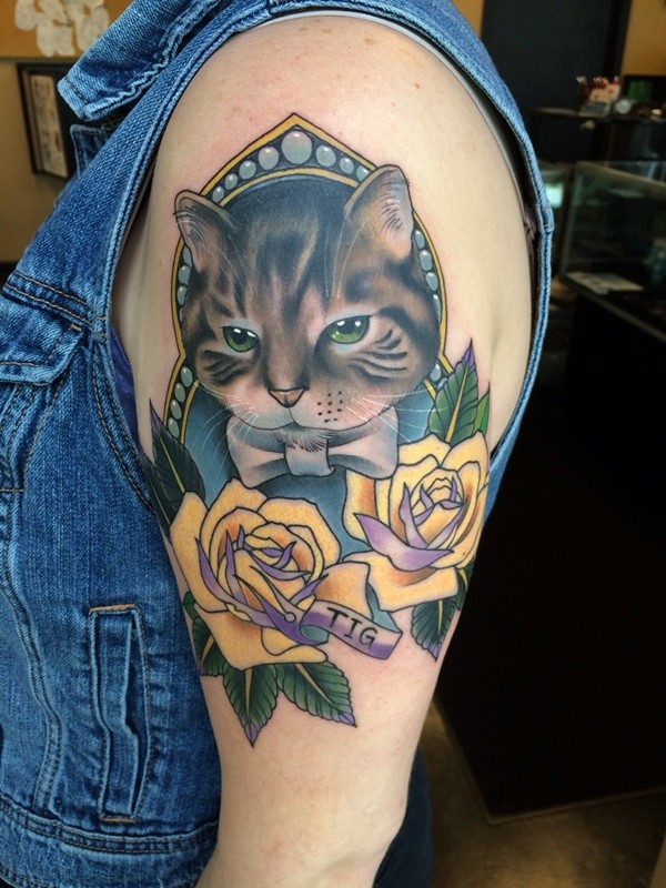 Nova escola estilo colorido ombro tatuagem de retrato de gato com rosas e letras