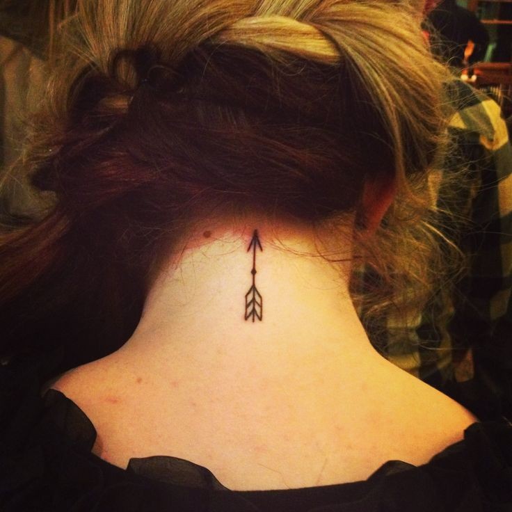Tatuaje en el cuello, flecha con plumas