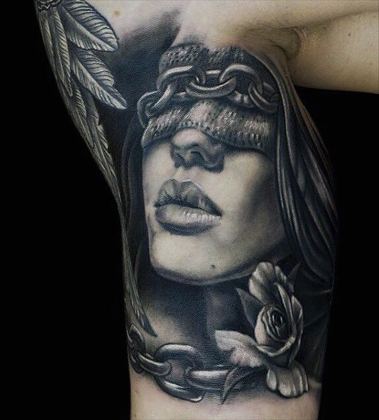 Ungewöhnliches und mystisches Porträt der geketteten Frau mit Blume Tattoo am Arm
