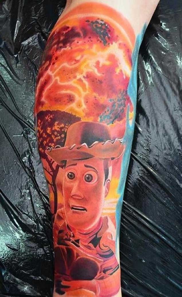 Ungewöhnliche Apokalypse farbiges Bein Tattoo mit Toy Story Cowboy Held
