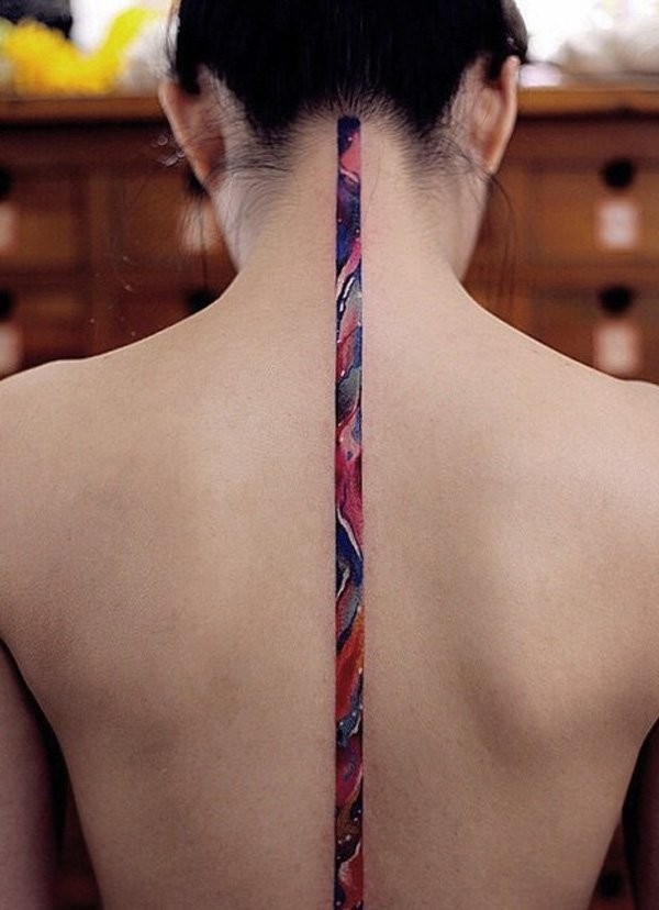 Ungewöhnliches stabförmiges großes farbiges Tattoo am ganzen Rücken