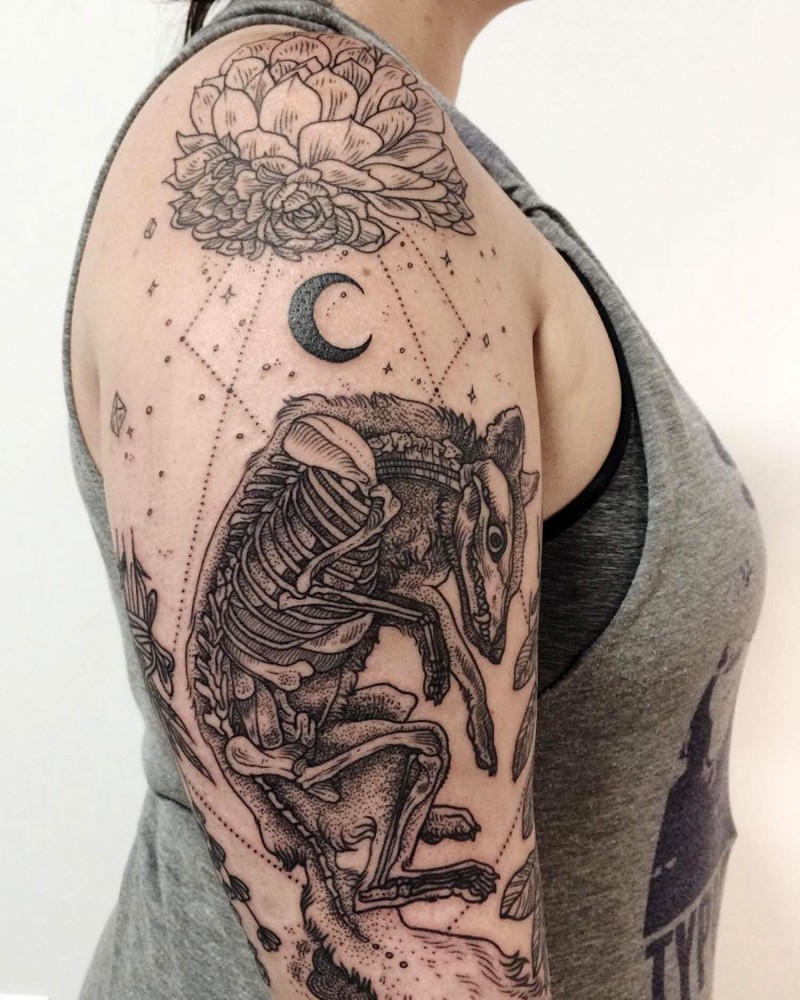 Tatuaje en el brazo, esqueleto de zorro con flor grande y medialuna