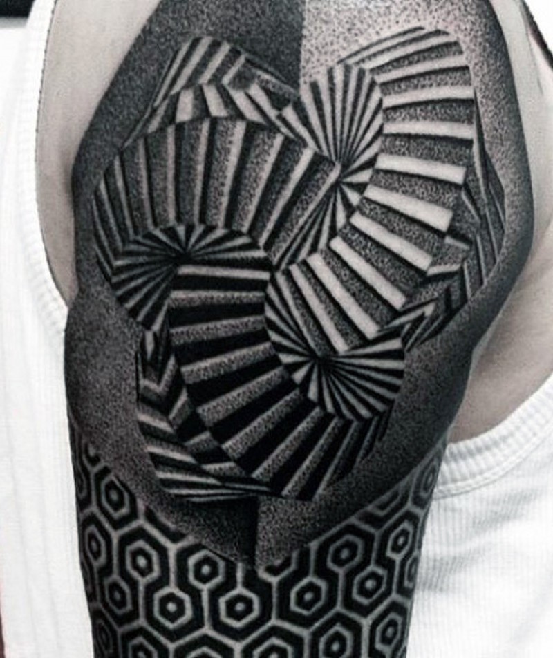 particolare inchiostro nero figura ipnotico  tatuaggio a manicotto