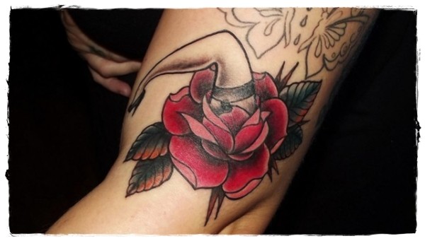 insolito combinazione grande colorato fiore con gamba di donna  tatuaggio su braccio