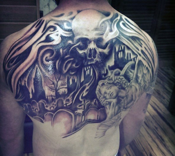 Tatuaje en la espalda alta,  cementerio con ángel y cráneo