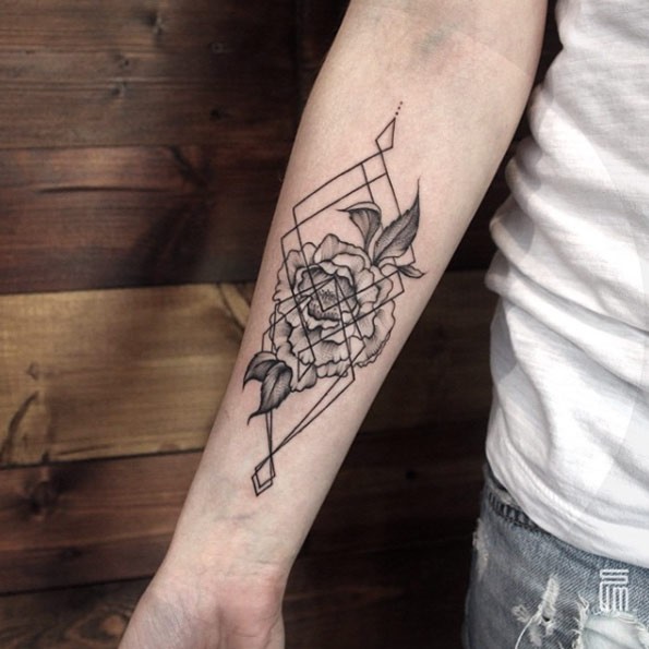 Tatuagem de flor de tinta preta combinada incomum no antebraço com figuras geométricas