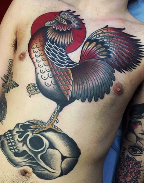 Ungewöhnlich kombinierter farbiger Hahn tanzen auf Schädel Brust Tattoo