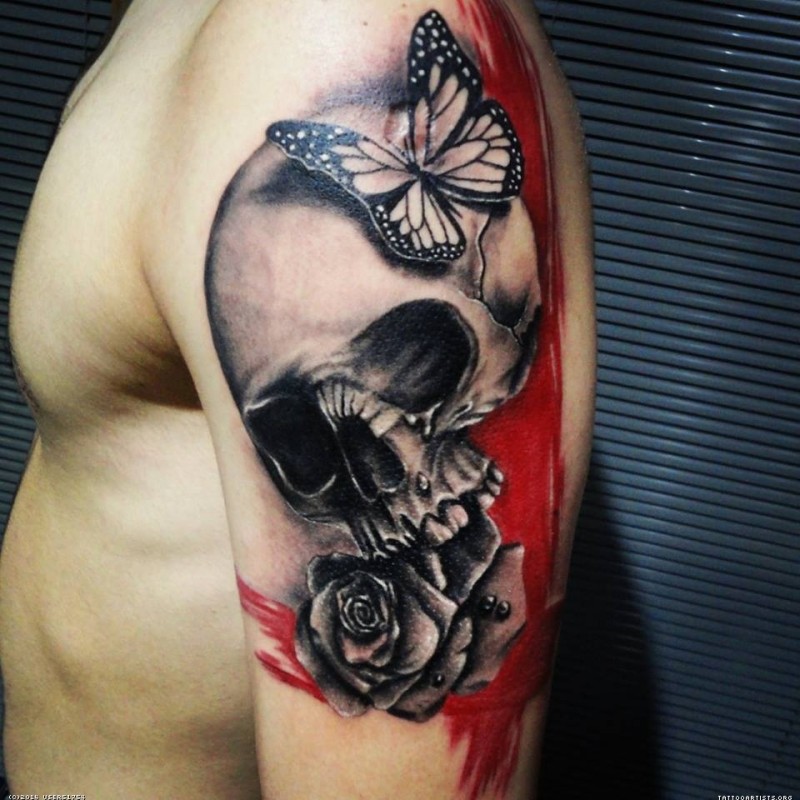 insolito combinazione dettagliato grande cranio con fiore e farfalle tatuaggio su spalla
