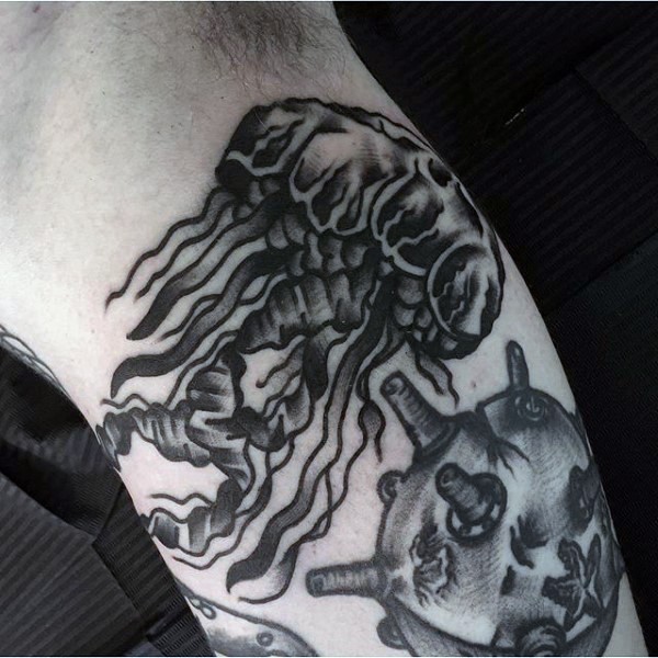 Tatuaje negro blanco en el brazo, medusa con mina vieja de agua