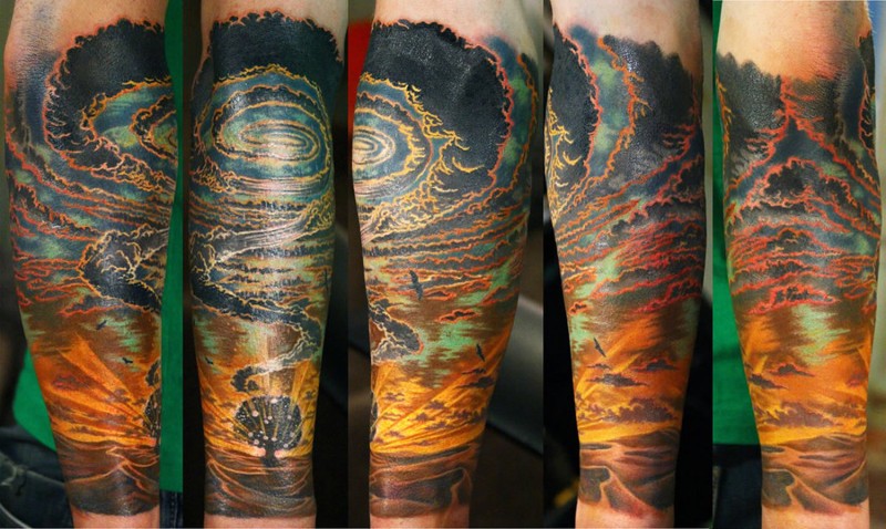 Ungewöhnliches und farbiges Unterarm Tattoo mit Windhose in der Wüste