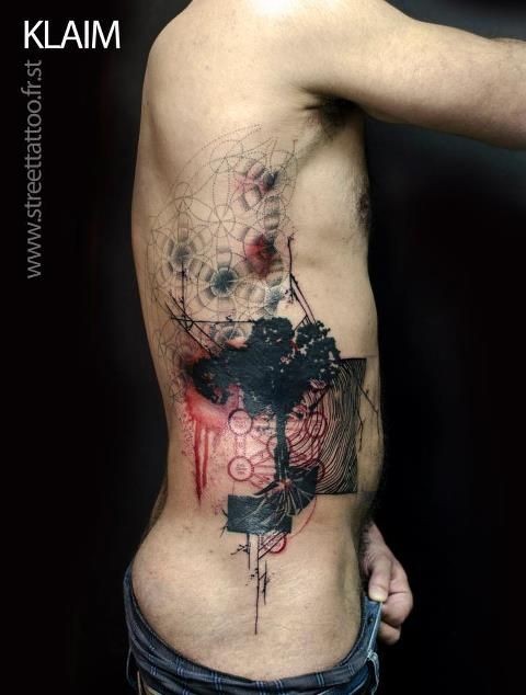 insolito disegno grande inchiostro nero albero con astratto ornamento tatuaggio su lato