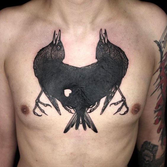 Tatuaje en el pecho, 
dos cuervos semejantes extraños con corazón diminuto blanco