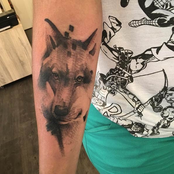 Tatuaje de antebrazo de tinta negra de diseño inusual del retrato de lobo