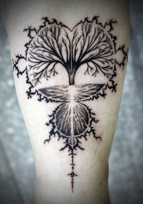 Tatuaje en la pierna, árbol magnífico extraordinario, tinta negra