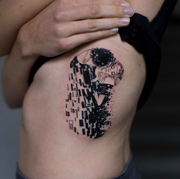 Tatuaje lateral de tinta negra de diseño inusual para mujer dormida