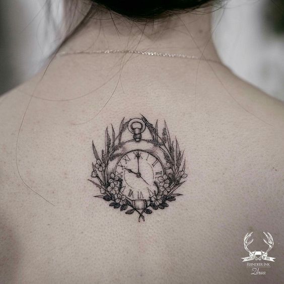 Incomum desenhado por tatuagem Zihwa na parte superior das costas do relógio com flores