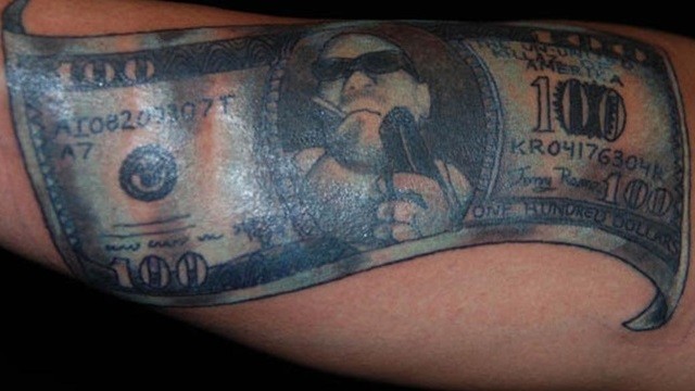 Ungewöhnliches farbiges Thug Stil Dollarschein Tattoo mit Gangstas Porträt