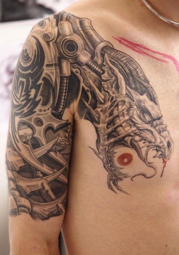 Ungewöhnliches sehr detailliertes farbiges Tattoo an der Brust und Schulter mit biomechanischem Drachen