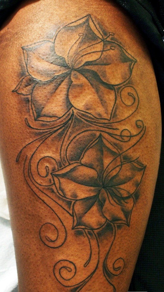 Tatuaje  de flores preciosas grises en el muslo