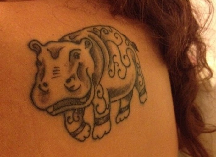 Tatuaje  de hipopótamo con patrón