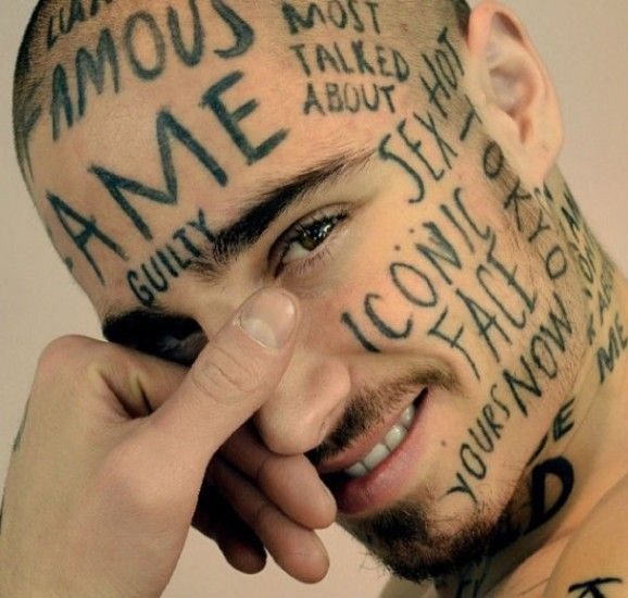 Tatuaje en la cabeza, montón de frases
