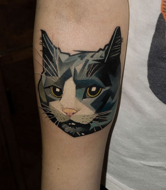 Ungewöhnliches mehrfarbiges Unterarm Tattoo mit Katzenkopf