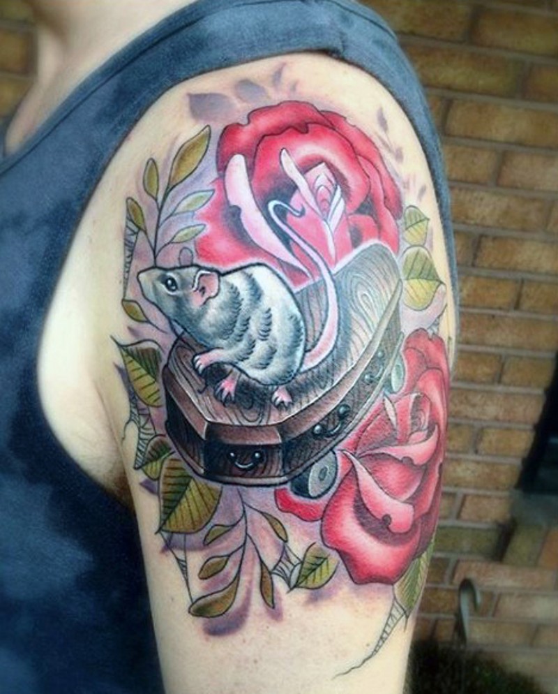 Tatuaje en el brazo, rata en ataúd de madera con rosas rojas