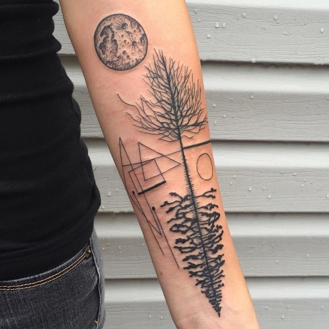 Ungewöhnlich gemaltes schwarzes Unterarm Tattoo mit verschiedenen Bäumen und Monden mit geometrischen Figuren