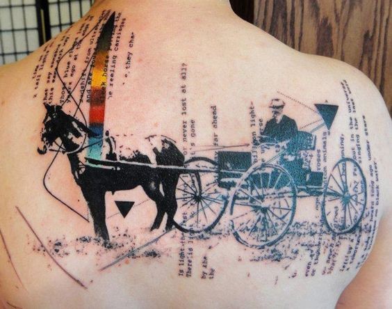 Tatuaje en la espalda, carro con caballo y inscripciones diferentes, estilo precioso