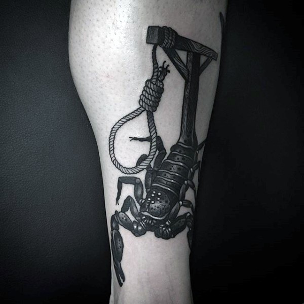 Ungewöhnlicher Stil Skorpion mit Henkers Tattoo am Bein