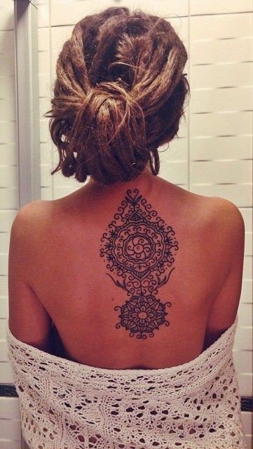 insolito stile tribale in forma di fiore tatuaggio su schiena