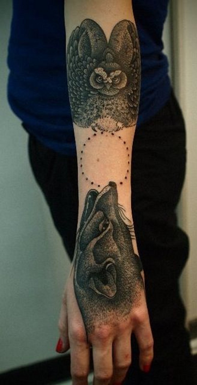 Tatuaje en el antebrazo, lechuza en vuelo y zorro cazador