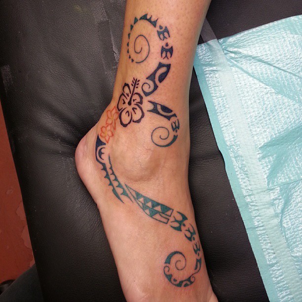 Tatuaje en el tobillo,  arte hawaiano con flor