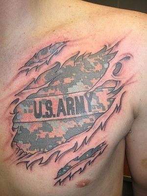 Tatuaje en el pecho de U.S Army.