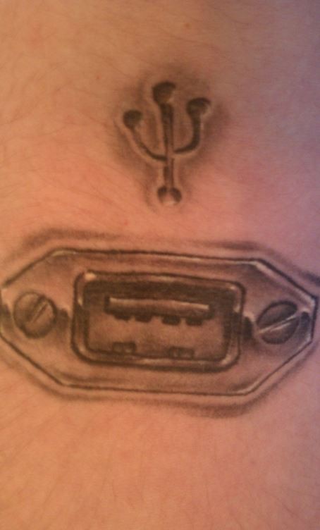 portale elettronico e simbolo disadattato tatuaggio