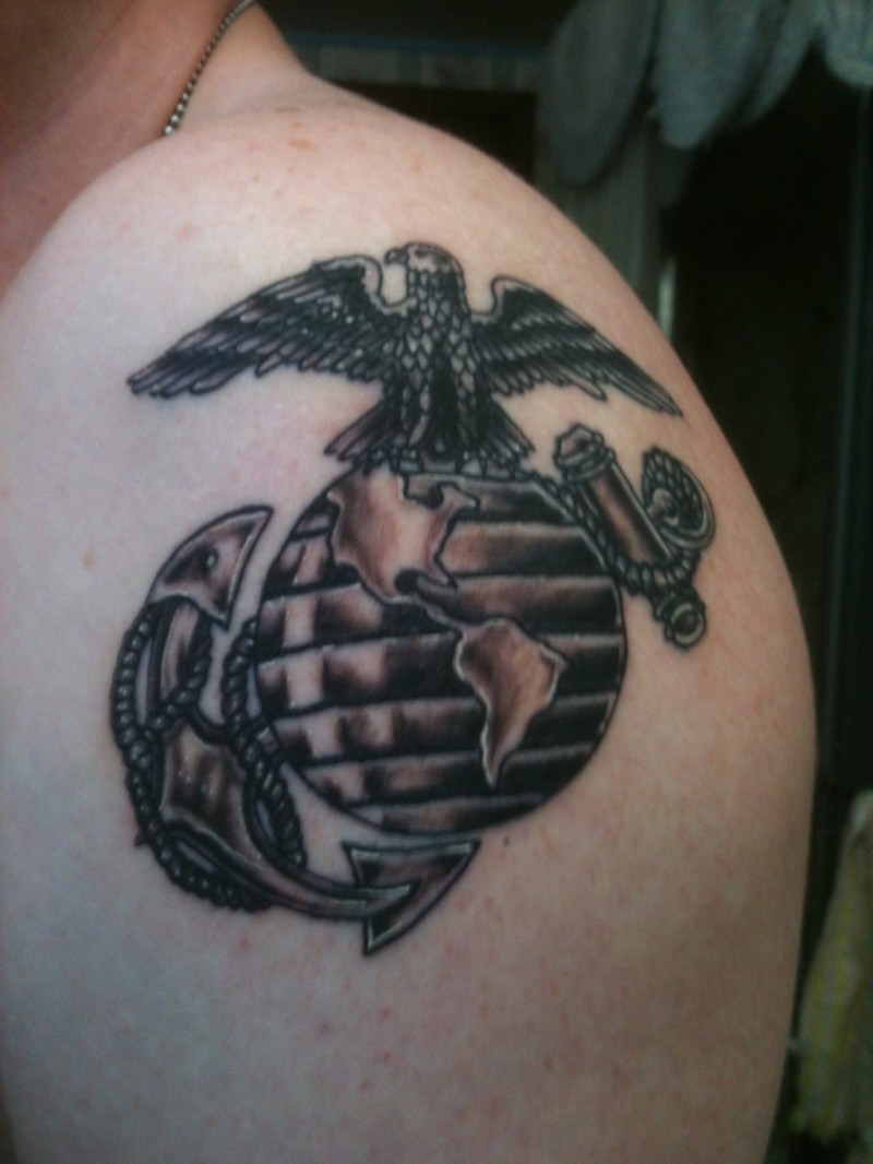 Tatuaje en el hombro del Usms army.