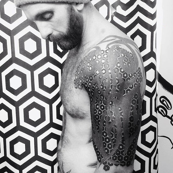 Tatuaje en el brazo, ornamento fascinante negro blanco