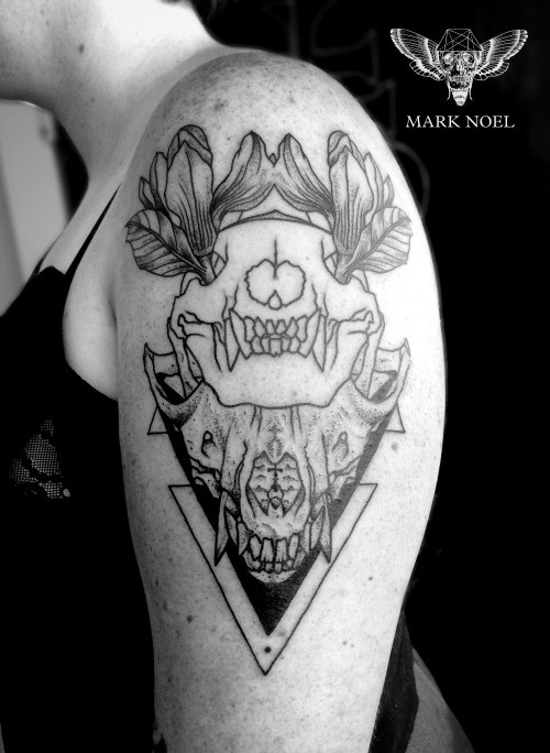 Tatuagem de ombro de tinta preta habitual do crânio de animal com flores