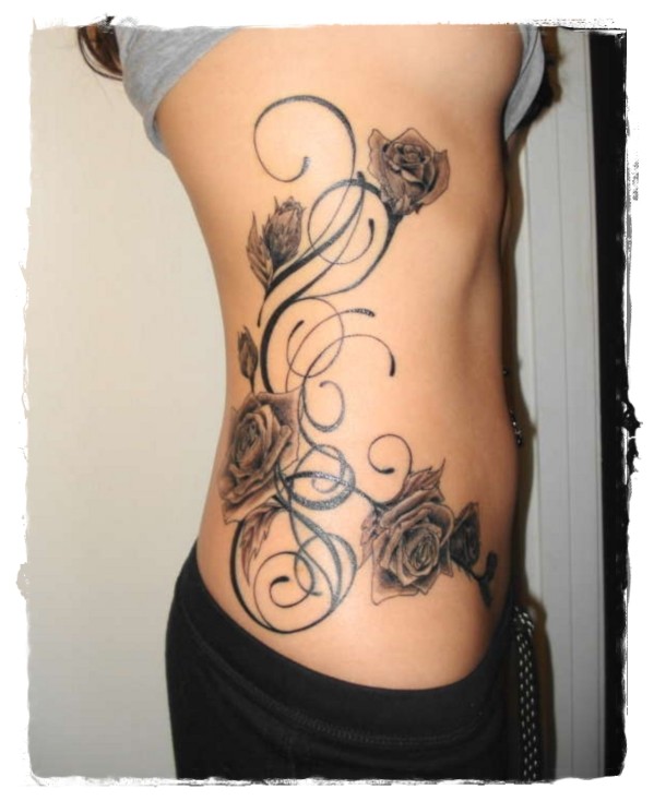 Tatuaje en el costado, rosas con rizos pequeños, colores negro y blanco