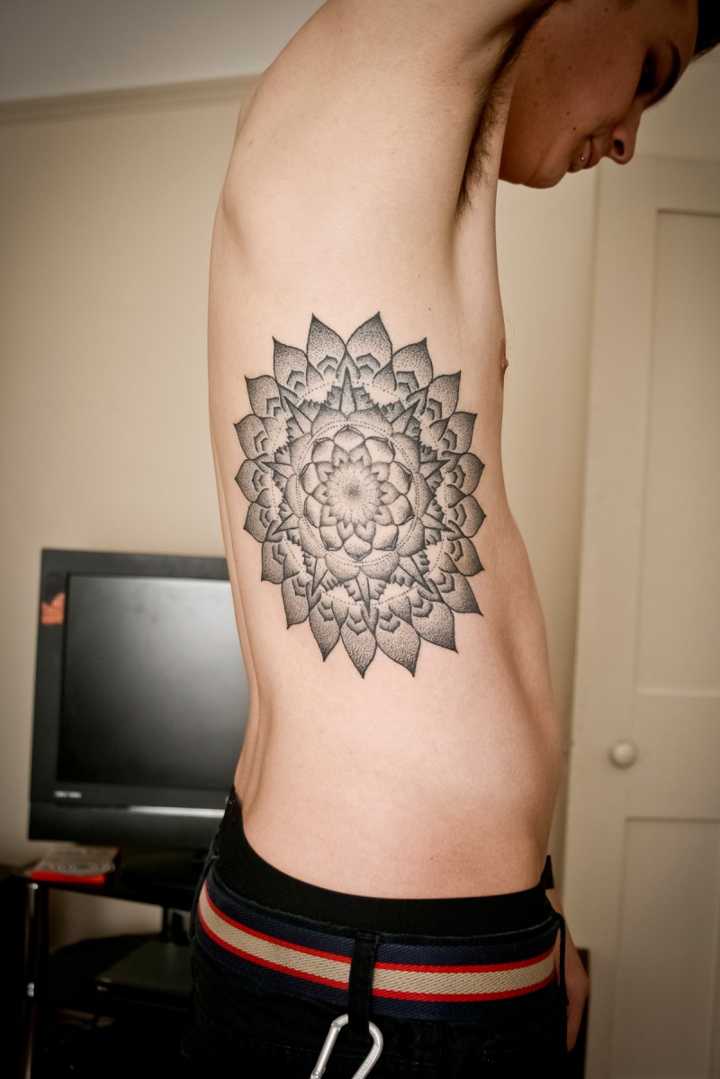 Tatuaje en el costado,  mandala grande simple, colores negro blanco
