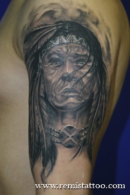 Tatuaje en el brazo, retrato negro blanco de jefe anciano de indios